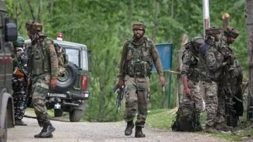 जम्मू कश्मीर में एनकाउंटर, तीन आतंकवादी ढेर, एक SPO शहीद- India TV Hindi