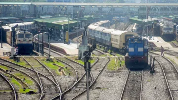 कश्मीर घाटी में 11 महीने बाद ट्रेन सेवा बहाल, 1100 लोगों ने की यात्रा- India TV Hindi