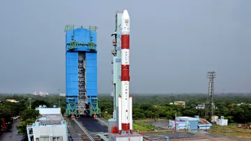 पहली बार अंतरिक्ष में जाएगी भगवद् गीता, PM मोदी की फोटो और 25 हजार लोगों के नाम भी जाएंगे- India TV Hindi