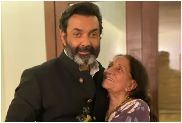 Bobby Deol with mom Prakash Kaur- India TV Hindi