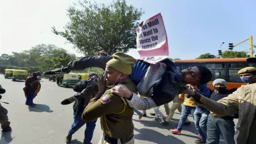 नई दिल्ली: शहीदी पार्क से करीब 60 लोगों को हिरासत में लिया गया, किसान आंदोलन के समर्थन में कर रहे थ- India TV Hindi