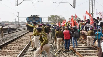 कितना असरदार रहा 'रेल रोको' आंदोलन? रेलवे ने दी जानकारी- India TV Hindi