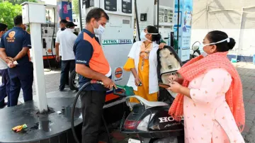 पेट्रोल पंप पर स्‍कूटर में पेट्रोल डालता पेट्रोल पंप कर्मचारी। - India TV Paisa