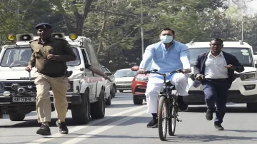 बिहार : पेट्रोल, डीजल की बढ़ती कीमतों के विरोध में तेजस्वी साइकिल चलाकर विधानसभा पहुंचे- India TV Hindi