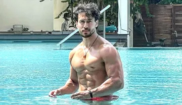tiger shroff flaunts six pack abs in pool- India TV Hindi