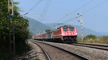 भारतीय रेलवे ने इन यात्रियों को दिया बड़ा तोहफा, इनको होगा फायदा- India TV Paisa