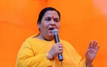 Uma Bharti Remark at Bageshwar Dham said Dhirendra Krishna Shastri is like my son visit him in large- India TV Hindi