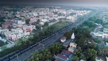 भारतीय रेलवे ने हासिल किया नया कीर्तिमान, चला दी 295 डब्बे और 5 इंजल वाली सबसे लंबी ट्रेन- India TV Paisa
