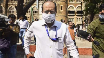 सचिन वाजे को सीने में दर्द की शिकायत के बाद जेजे अस्पताल में भर्ती कराया गया- India TV Hindi