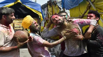 <p>New Delhi: Farmers celebrate Holi with clay during their...- India TV Hindi