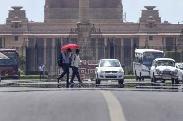 Severe heat wave in Delhi, highest temperature in March since 1945, says IMD- India TV Hindi