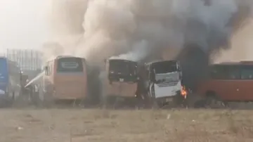 नोएडा में खड़ी बसों में लगी आग, नष्ट हो गईं 3 बसें- India TV Hindi