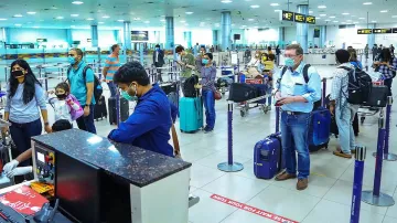 विदेशों से कई यात्री चले थे निगेटिव रिपोर्ट लेकर, हवाई अड्डे पर जांच में निकले कोरोना संक्रमित - India TV Hindi