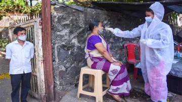 <p>Mumbai: A medic conducts COVID-19 testing at Valmiki...- India TV Hindi