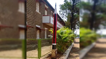 School Transforms Dead Tree Stump Into 6 Feet Pencil in Maharashtra ।- India TV Hindi