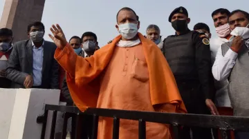 CM योगी के सामने बेहोश होकर गिरे शख्स की मौत, दिल का दौरा पड़ने की आशंका- India TV Hindi