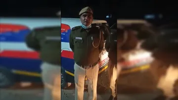 दिल्ली पुलिस की तत्परता ने बचाई शख्स की जान, फांसी के फंदे से उतारकर दी सीपीआर- India TV Hindi