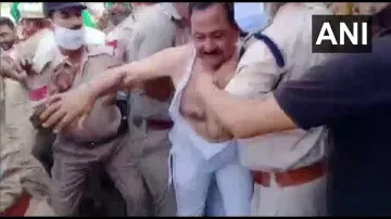 BJP MLA Arun Narang beaten in Punjab malout by farmers kisan andolan Kisan Andolan: पंजाब में भाजपा - India TV Hindi