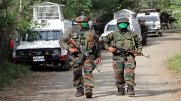 जम्मू-कश्मीर: शोपियां जिले में सुरक्षाबलों के साथ मुठभेड़ में एक आतंकवादी मारा गया- India TV Hindi