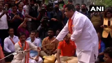 नंदीग्राम से BJP नेता शुभेंदु अधिकारी भरेंगे नामांकन, ममता बनर्जी को दे रहे हैं सीधी टक्कर- India TV Hindi