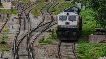 पटरी पर दौड़ती एक्सप्रेस ट्रेन दो हिस्‍सों में टूटी, बोगी छोड़कर 2km आगे चला गया इंजन- India TV Hindi