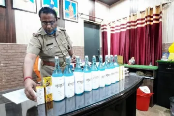 <p>Police officer gives Ganga jal at police station</p>- India TV Hindi