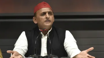 Akhilesh Yadav demand Corona test vaccine and treatment should be free कोरोना से बिगड़ते हालात के बी- India TV Hindi