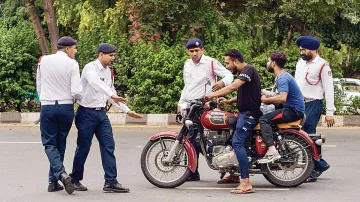चेतावनी! मोटरसाइकल, स्कूटर पर अगर बच्चों को बैठाया तो देना होगा भारी चालान, जरुर पढ़ें यह नियम- India TV Paisa
