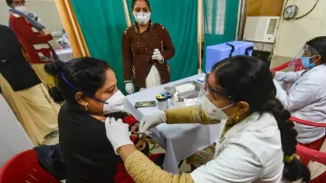 1 मई से 18 साल से ऊपर वाले भी लगवा सकेंगे कोरोना वैक्सीन, पीएम मोदी ने लिया फैसला- India TV Hindi