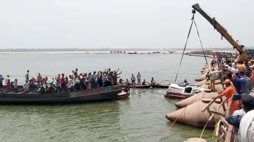 बिहार : पीपा पुल से गंगा नदी में गिरी जीप, 9 लोगों की मौत- India TV Hindi