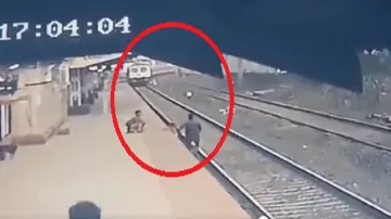 रेलवे ट्रैक पर गिरे बच्चे की जान बचाने वाले मयूर शेलके को रेलवे देगा 50 हजार रुपए का इनाम- India TV Hindi