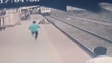Mayur Shelkhe video saving life of a child Vangani railway station train बहादुर ही नहीं दानवीर भी है- India TV Hindi