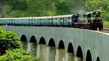 Indian Railways: कोरोना का कहर, 12 ट्रेनें की गईं रद्द, देखिए- पूरी लिस्ट- India TV Hindi