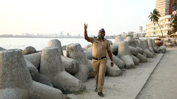 मुंबई में समंदर किनारे जाने पर रोक, कोरोना बढ़ा तो BMC ने उठाया कदम- India TV Hindi