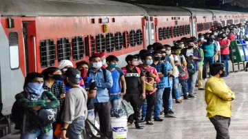 Migrants coming to Uttar Pradesh will be quarantined उत्तर प्रदेश में आने वाले प्रवासियों को किया जा- India TV Hindi