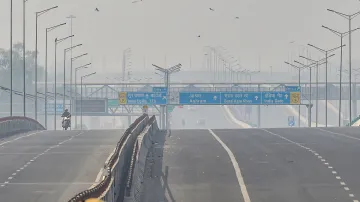 Delhi Meerut Expressway When Nitin Gadkari showed dissatisfaction over road side services दिल्ली-मेर- India TV Hindi