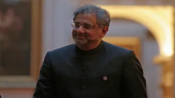 pakistan former PM Shahid Khaqan Abbasi says to speaker I will remove my shoe and hit you with it 'ज- India TV Hindi