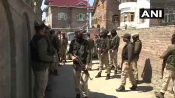 श्रीनगर में बीजेपी नेता घर पर आतंकी हमला, हमले में एक सुरक्षाकर्मी शहीद- India TV Hindi