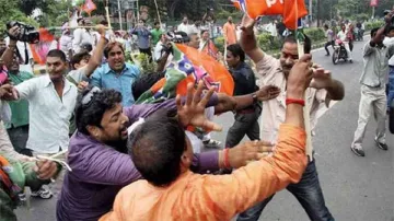 BJP and TMC workers come to blows in Baranagar hours before campaign ends- India TV Hindi