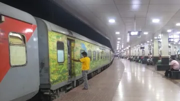 indian railways new delhi amritsar shatabdi jammu duranto godda humsafar train time भारतीय रेलवे ने - India TV Hindi