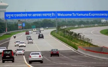 Miscreants loot passengers in a moving bus on Yamuna Expressway- India TV Hindi