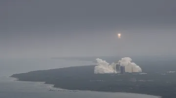 China disintegrating rocket Debris falls into Indian Ocean चीन के अनियंत्रित रॉकेट का मलबा हिंद महास- India TV Hindi