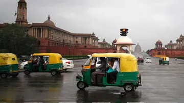 दिल्ली कैबिनेट ने ऑटो-टैक्सी चालकों को 5-5 हजार रुपए की सहायता योजना को मंजूरी दी- India TV Hindi