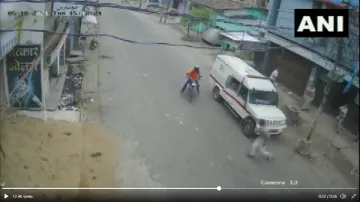 Video: ATM की कैश वैन लूटने बाइक पर पहुंचे दो अपराधी, फिर जो हुआ..... देखिए वीडियो- India TV Hindi