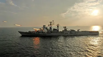 War Indian Navy Chief says coordination important between Army Navy Airforce युद्ध की बदलती प्रकृति - India TV Hindi