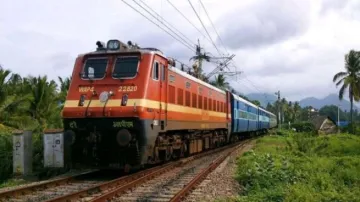 चक्रवात 'यास' के कारण पूर्व मध्य रेलवे ने कई स्पेशल ट्रेनों का परिचालन रद्द किया- India TV Hindi