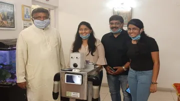 बिना डॉक्टर के नजदीक गए हो जाएगा आपका इलाज, पटना के पिता और बेटी ने बनाया मेडी रोबोट- India TV Hindi