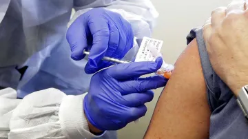 राज्यों के पास टीके की 84 लाख से ज्यादा खुराकें मौजूद, कुल 17.49 करोड़ खुराक दी गईं: सरकार- India TV Hindi