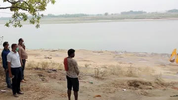 Exclusive: गंगा में बहते शवों को रोकने के लिए बक्सर में लगाया गया 'महाजाल', घाटों पर ड्रोन से निगरान- India TV Hindi
