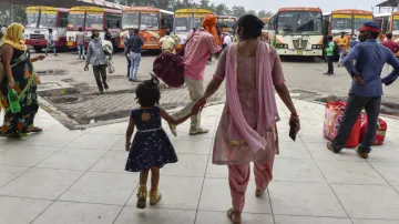 लॉकडाउन के पहले 4 हफ्तों में 8 लाख से ज्यादा प्रवासियों ने छोड़ी दिल्ली, सरकारी रिपोर्ट से खुलासा- India TV Hindi